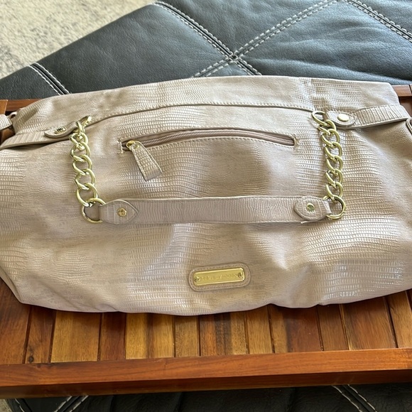 Steve Madden Handbags - Steve Madden large tan bag with gold accents